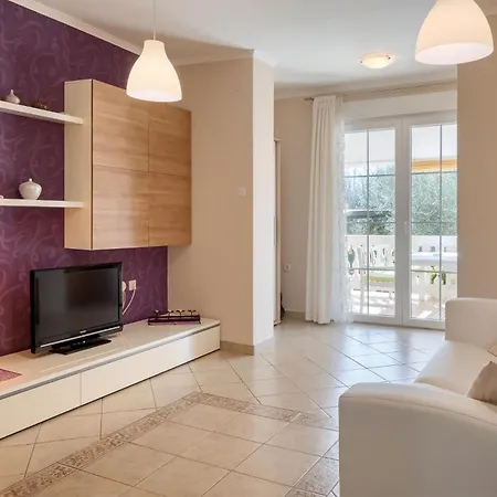 Klimatisierte In Spadici Mit Parkplatz Apartman Porec